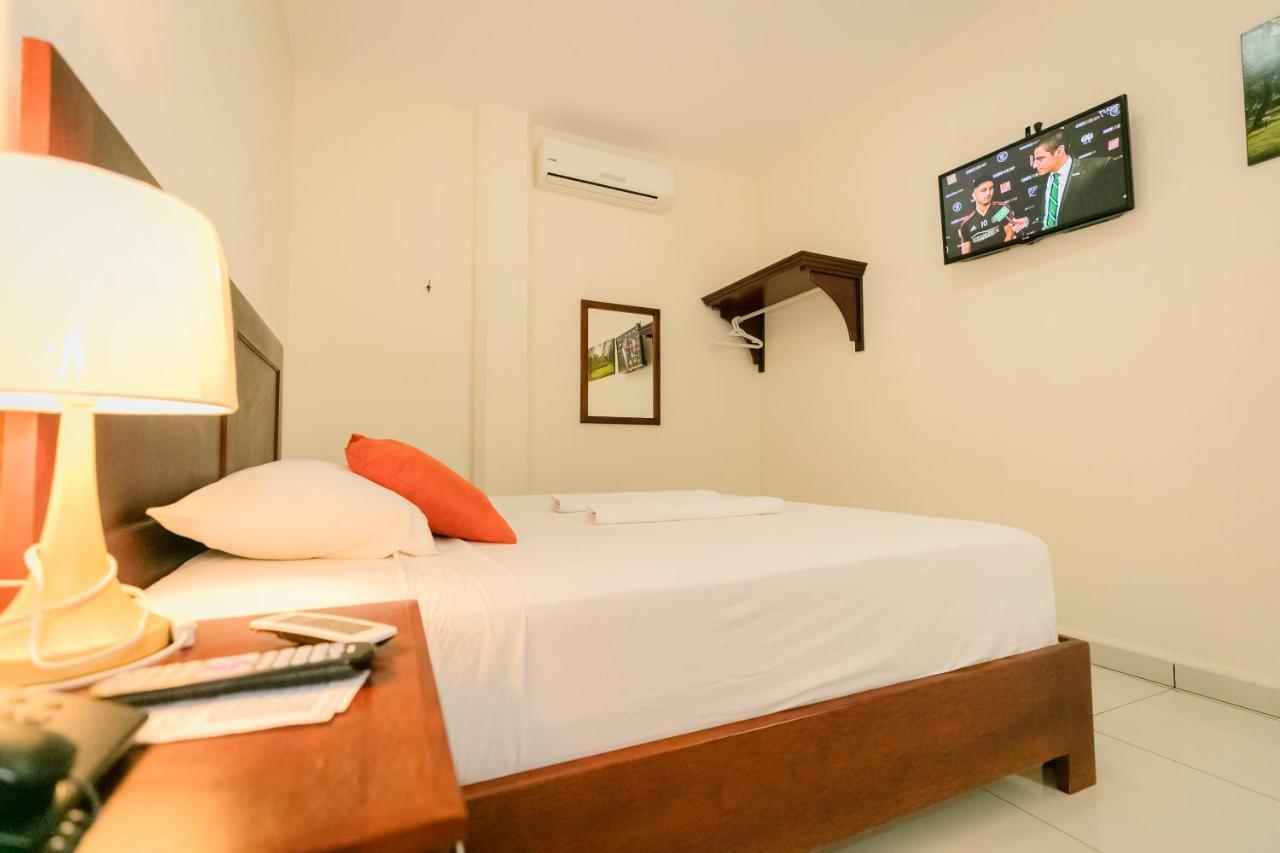 Hotel Mediterraneo Inn Santa Rosa de Lima Eksteriør billede